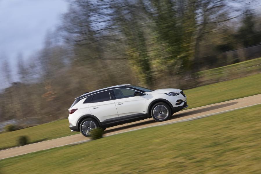  Vauxhall Grandland X Hybrid4 2020 года  (фото 10 из 40)
